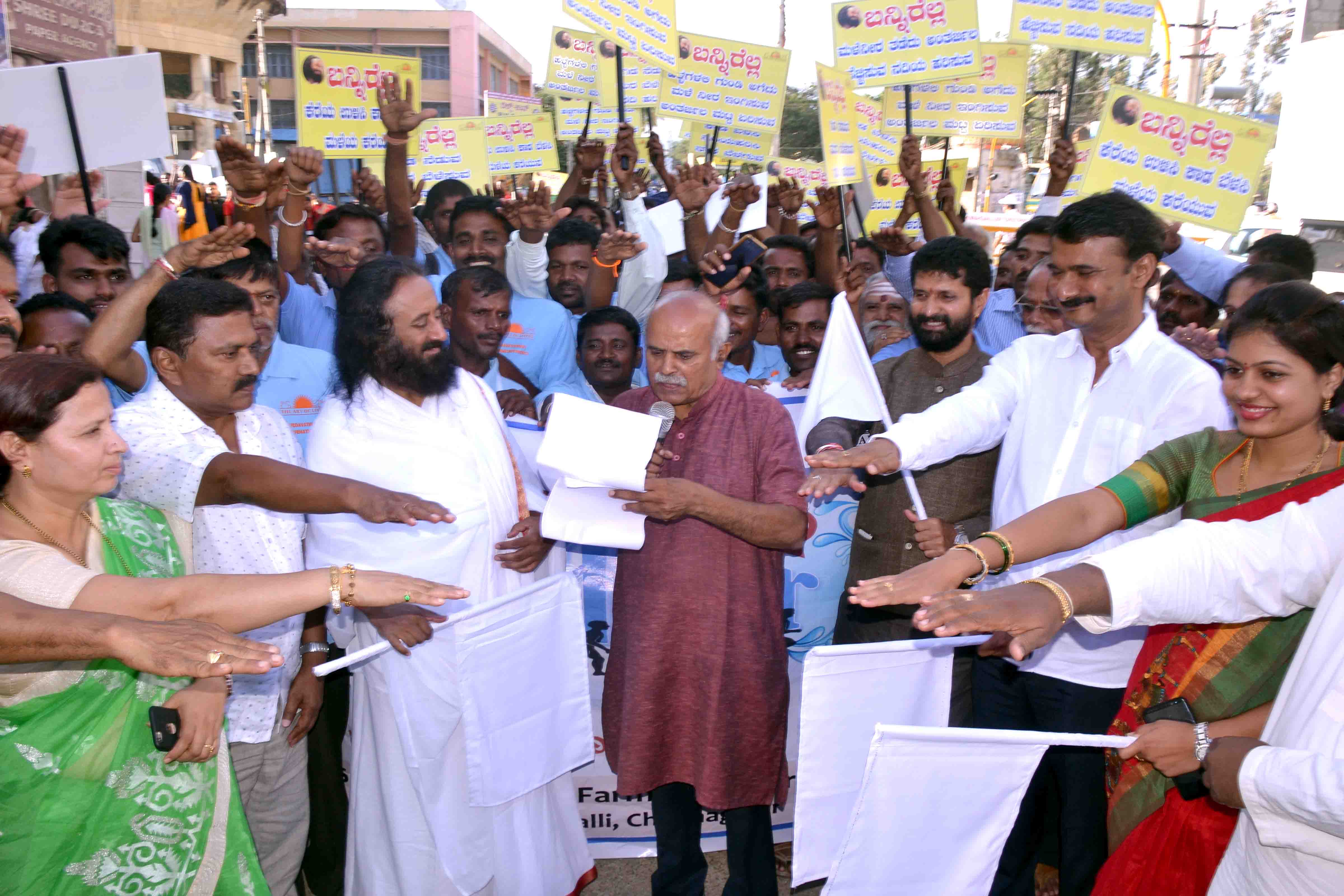 ವಿವಿಧ ಗ್ರಾಮಗಳಿಗೆ ರವಿಶಂಕರ್ ಗುರೂಜಿ ಭೇಟಿ